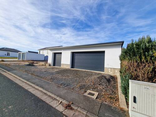 Großes Garagengebäude und Kfz-Stellplätze - Grundstück in Freihung