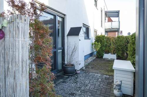 mit Sichtschutzhecke - 