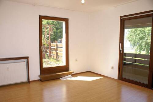 Wohnzimmer mit Ausgang auf Dachterrasse und Loggia - 