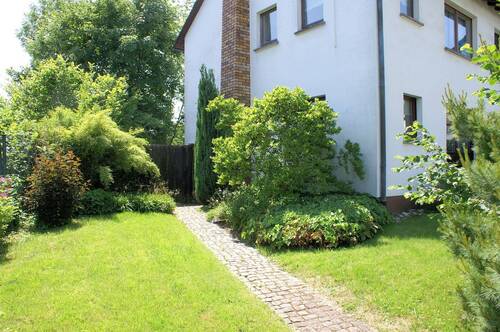 Zuwegung Eingang der Einliegerwohnung - 9 Zimmer Mehrfamilienhaus, Wohnhaus in Ruppichteroth