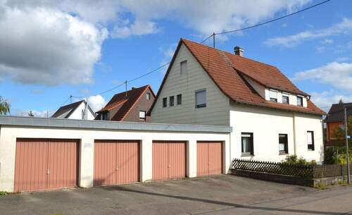 Außenansicht - Großzügiges 2- bzw. 3-Familienhaus mit vier Garagen