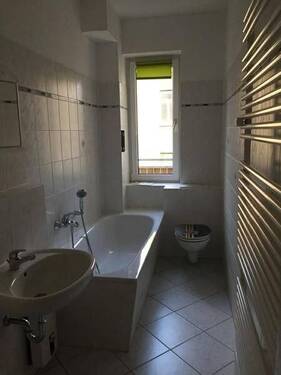 Tageslichtbad mit Wanne - 