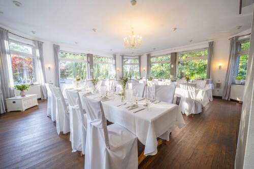 Saal mit hochwertiger Ausstattung und großzügigem - 