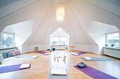 Offener Wohnraum mit Platz für Yoga und Ruhe - 