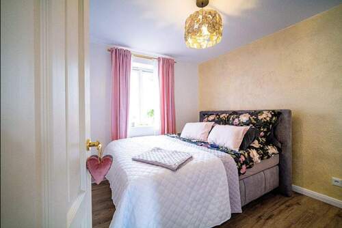 Schlafzimmer mit großen Fenstern und ruhiger Atmos - 