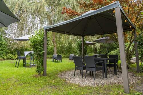 Ruhiger Außenbereich mit aufgestellten Sitzgruppen - 