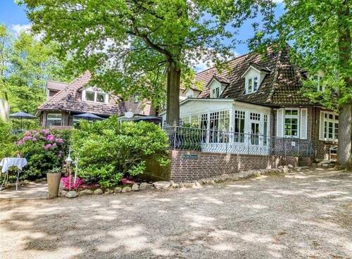 Schönes Gebäude im Grünen mit Außenstellplätzen - Hotel, Pension, Gasthof in Großensee zum Kaufen