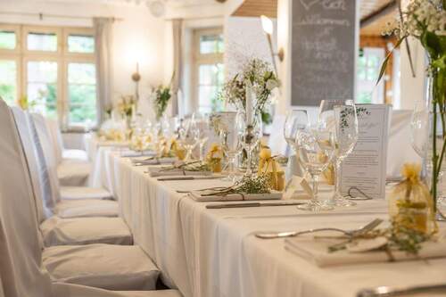 Heller Raum mit großzügiger Fläche für Events - 