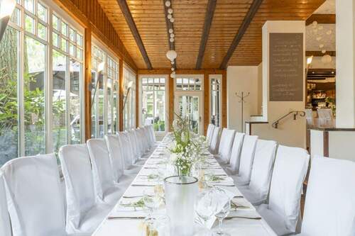 Festsaal mit Wintergartencharakter und großen Fens - 