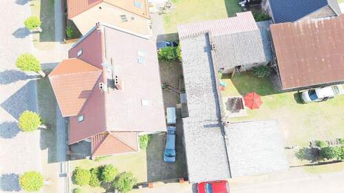 Haus und kleiner Hof von oben - 