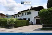Hausansicht und Garage - Sonnenruhiges Eckhaus mit großzügigem Garten in der Nähe zum See