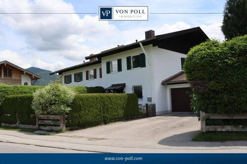 Hausansicht und Garage - Sonnenruhiges Eckhaus mit großzügigem Garten in der Nähe zum See