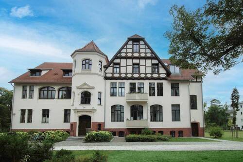 Titelbild - Stilvolle 3-Zimmer-Wohnung nahe Lehnitzsee: Kernsanierter Altbau mit Südbalkon und Blick ins Grüne