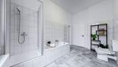 Badezimmer mit Wanne und Dusche - 