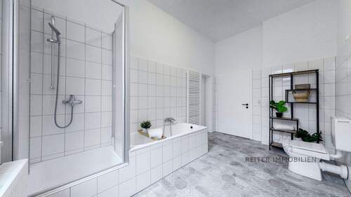 Badezimmer mit Wanne und Dusche - 