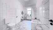 Badezimmer mit Wanne und Dusche - 