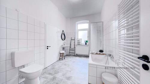 Badezimmer mit Wanne und Dusche - 