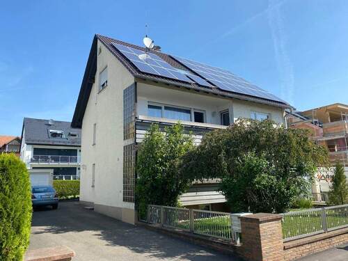 Gebäudeansicht - Renovierte, charmante 2,5-Zimmer-Dachgeschosswohnung m. EBK in schöner, ruhiger Wohnlage