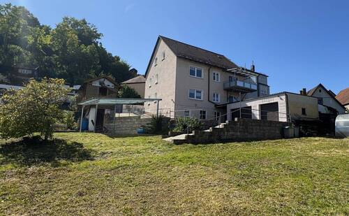 Wohnhaus mit Garten und Garagen - Ein-Zweifamilienwohnhaus in Sulzbach-Rosenberg