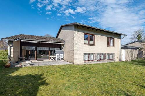 Hinteransicht - Split-Level-Bungalow mit viel Potenzial und besonderem Flair in ruhiger Sackgassenlage von Fredenbeck