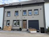 Frontansicht - Erstbezug - Energieeffizienz Haus, Kernsaniert Wohnung OG ca. 93 m2 mit Balkon ab 01.07.2026 verfügbar