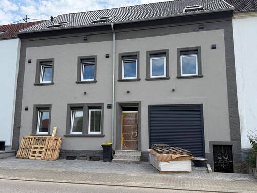 Frontansicht - Erstbezug - Energieeffizienz Haus, Kernsaniert Wohnung OG ca. 93 m2 mit Balkon ab 01.07.2026 verfügbar