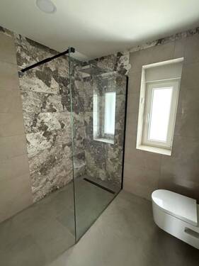 Badezimmer, bodentiefe große Dusche - 3 Zimmer Etagenwohnung zur Miete in Wallerfangen