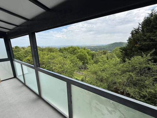 Überdachter Balkon begehbar von der Küche aus - 