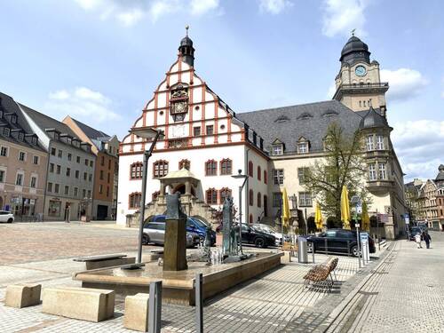 Marktplatz mit Rathaus und Wasserspiel - 