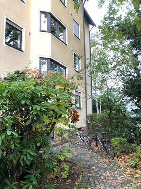 Hauseingang - Lichtdurchflutete 2-Zimmer Wohnung mit Dachloggia in Erlangen Wohnung mieten