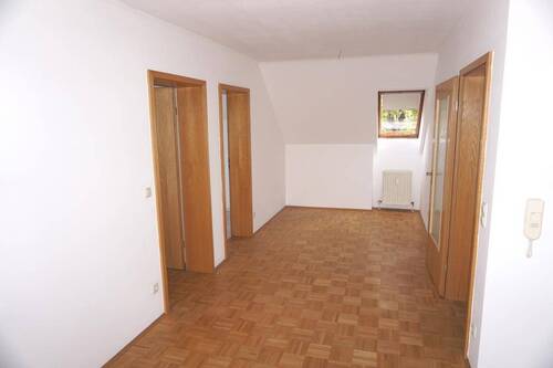 Geräumiger Flur - 2 Zimmer Etagenwohnung in Erlangen