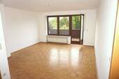 Wohnzimmer mit Zugang Loggia - Etagenwohnung mit 64,00 m&sup2; in Erlangen zur Miete