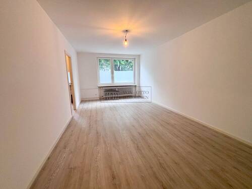 Wohnzimmer - BEZUGSFREI! Renovierte Wohnung in top Lage!
