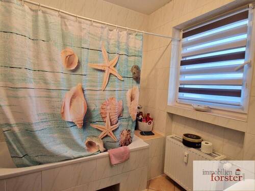 Bad m. Fenster - 4 Zimmer Etagenwohnung in Garmisch-Partenkirchen