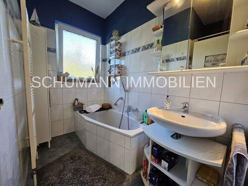 EG_geräumiges Wannenbad mit Dusche - 