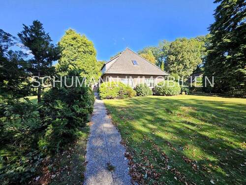Großes Grundstück mit Winkelwalmdach Bungalow und ausgebauten DG - 8 Zimmer Einfamilienhaus in Oldlenburg