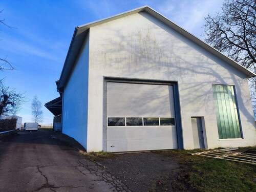 Vorderansicht mit Auffahrt - Halle zum Kaufen in Künzelsau