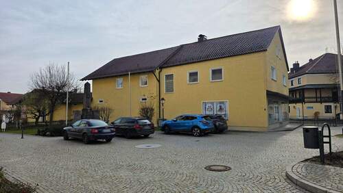 Außenbereich mit Stellplätzen - 