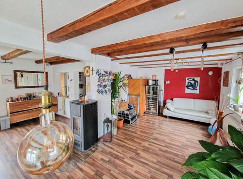 Großzügiger Wohnbereich mit Pelletofen - 