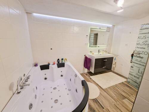 Bad/WC mit Wanne (Massagefunktion) - 