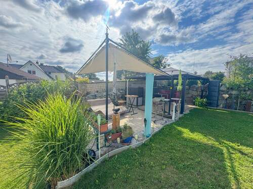 Terrasse mit Überdachung und Pavillon - Doppelhaushälfte in Kümmersbruck