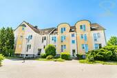 Hausansicht / Straßenseite - 2-Zi.-Eigentumswohung mit Balkon, Tiefgaragenstellplatz und herrlichem Blick ins Grüne in Aken (Elbe)