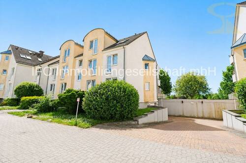 Hausansicht mit Tiefgaragenzufahrt - 