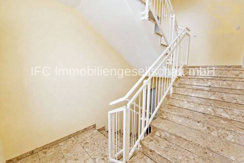Hausflur / Treppenhaus - Etagenwohnung mit 65,00 m&sup2; in Aken (Elbe) zum Kaufen