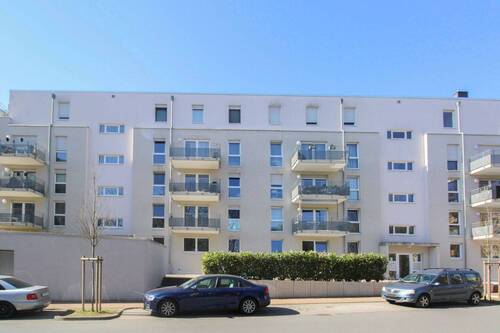 Haus vorne - Bezugsfreie, moderne Bauweise und energieeffizient: 2-Zimmer mit Balkon und TG in Steinbach (Taunus)