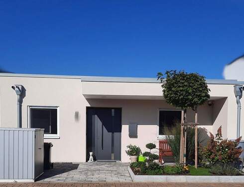 Vorderansicht - RESERVIERT - OHNE MAKLER großzügiger Bungalow BJ 21 mit EBK, Garage & Garten