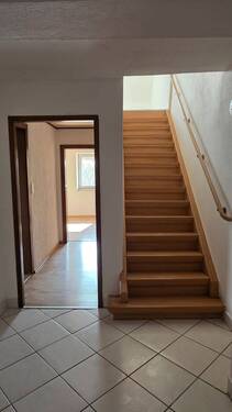 Flur mit Treppe - 