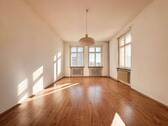 Wohnzimmer - Urbanes Wohnen mit Geschichte: gepflegte 2-Zi-Whg an der Frankfurter Allee