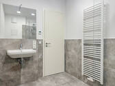 Geräumiges Badezimmer - 