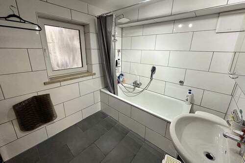 Badezimmer mit Badewanne - 